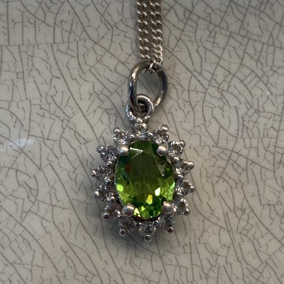 Regal Sterling Silver Pendant Including Petite Chain. - Picture 12 of 14